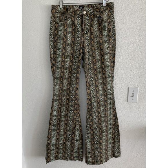 Urban outfitters Snakeskin Mid Rise Stretchy Snakeprint Flare Jean Pants Size 28 - Picture 3 of 9